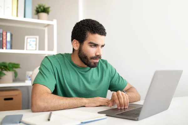 Pensativo Concentrado Joven Blogger Hombre Oriente Medio Gerente Freelancer Lugar — Foto de Stock