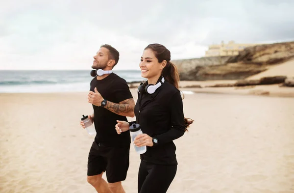 Sportowa Biała Kobieta Mężczyzna Odzieży Sportowej Biegający Rano Plaży Cieszący — Zdjęcie stockowe