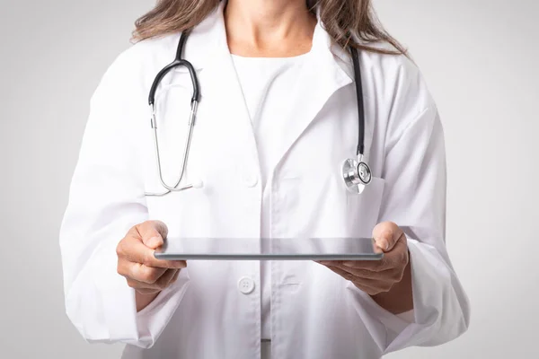 Medicine Technologies Unrecognizable Senior Female Doctor Using Digital Tablet Standing — Stock Photo, Image