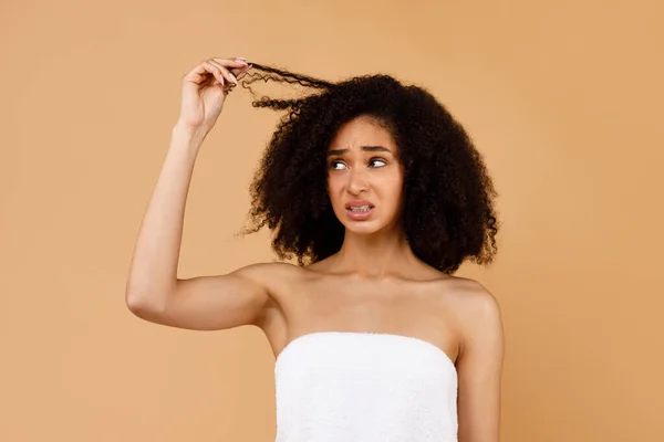Üzgün Siyah Kadın Kıvırcık Saçlarına Dokunuyor Zarar Görmüş Gür Saçlarının — Stok fotoğraf