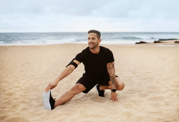 Sportlicher Mann Wärmt Sich Vor Dem Joggen Freien Strand Auf — Stockfoto