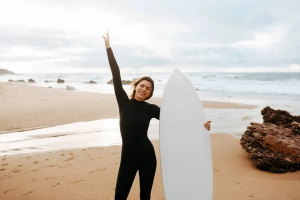 Heyecanlı Kadın Sörfçü Sörf Tahtasıyla Poz Veriyor Sporundan Hoşlanıyor Kameraya — Stok fotoğraf