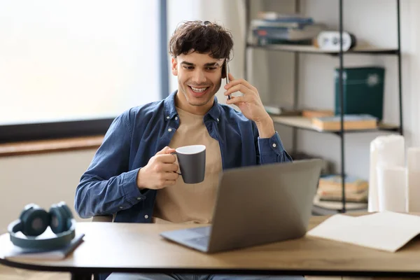 Comunicação Móvel Homem Oriente Médio Conversando Telefone Olhando Para Laptop — Fotografia de Stock