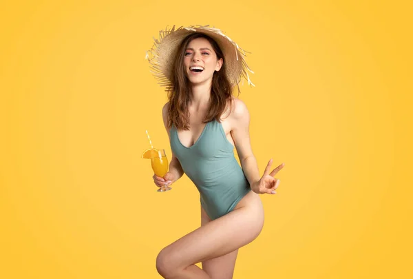 Fröhliche Junge Frau Badeanzug Genießt Exotischen Sommercocktail Und Zeigt Friedenszeichen — Stockfoto