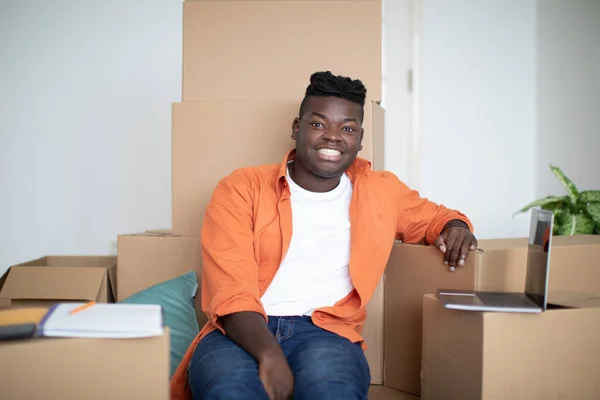 Black Man Sitting Cardboard Boxes Using Laptop Moving Home Happy — Stock Photo, Image