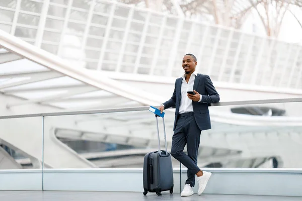 Porträtt Stilig Svart Affärsman Stående Med Resväska Flygplatsterminalen Ung Afrikansk — Stockfoto