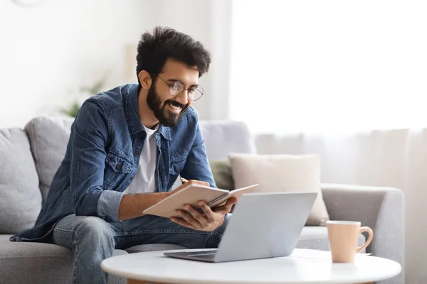 Mesafe Öğrenme Genç Hintli Adam Evde Dizüstü Bilgisayarla Çalışıyor Alıyor — Stok fotoğraf