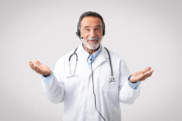 Médico Velho Feliz Casaco Branco Com Estetoscópio Fones Ouvido Paciente — Fotografia de Stock
