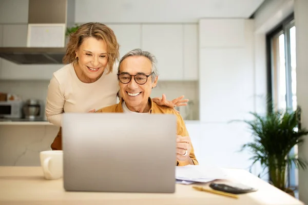 Happy Senior Manželé Placení Účtů Online Domova Sedí Před Notebookem — Stock fotografie