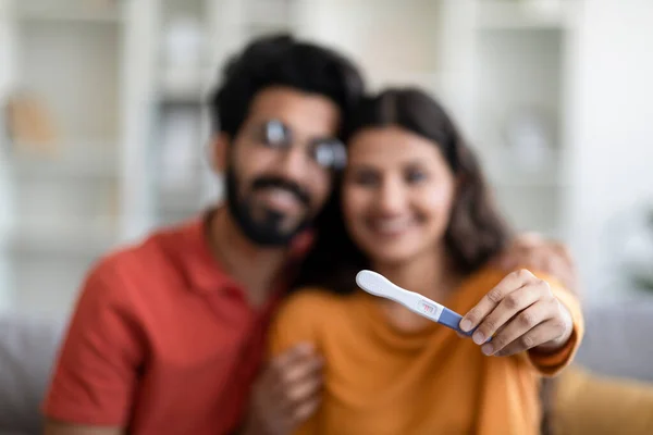 Pareja India Feliz Mostrando Prueba Embarazo Positiva Cámara Mientras Sientan — Foto de Stock