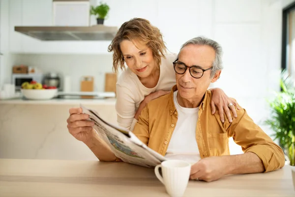 Liebevolle Senioren Verbringen Den Morgen Hause Mann Liest Zeitung Frau — Stockfoto