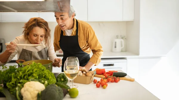 Emozionato Moglie Anziana Marito Cucinare Insieme Casa Coniugi Allegri Degustazione — Foto Stock