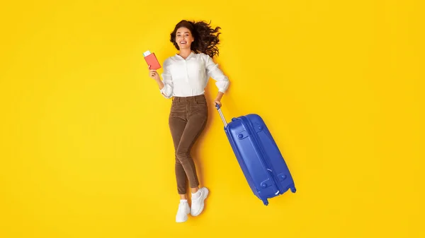 Günstige Fahrkarten Fröhliche Touristin Mit Blauem Koffer Mit Bordkarte Und — Stockfoto