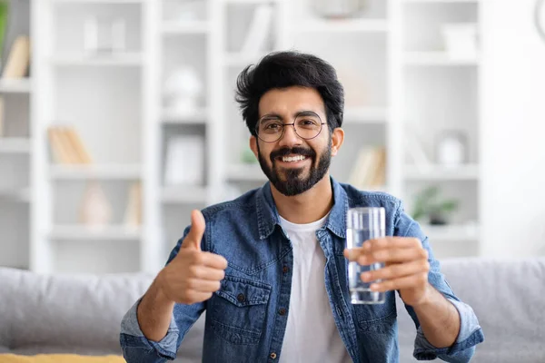 Knappe Jonge Indiase Man Met Een Glas Water Het Tonen — Stockfoto