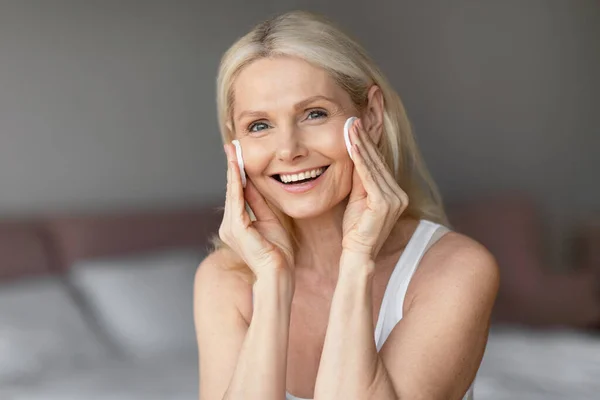 Adorável Senhora Madura Usando Almofadas Algodão Para Remover Maquiagem Mulher — Fotografia de Stock