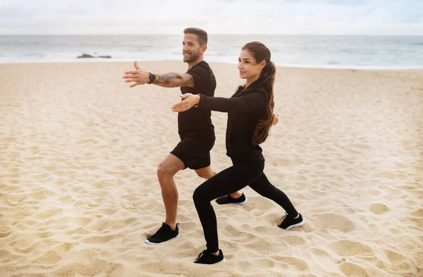 Junge Frau Und Mann Sportbekleidung Machen Stretching Praktizieren Yoga Strand — Stockfoto