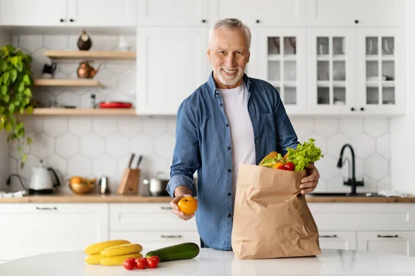 Hombre Mayor Desembalaje Bolsa Papel Con Verduras Frescas Frutas Cocina — Foto de Stock