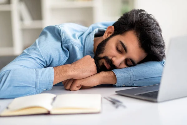Uitgeputte Jonge Indiase Man Slapen Aan Balie Met Laptop Close — Stockfoto