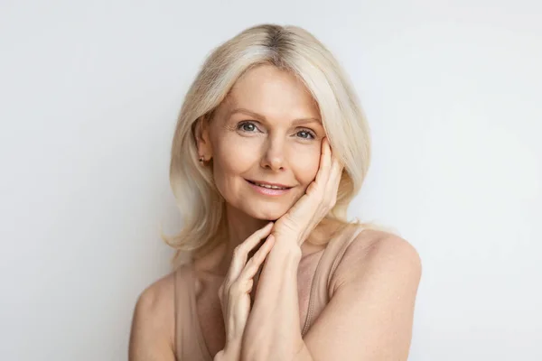 Aged Beauty Concept Portrait Beautiful Senior Woman Touching Silky Skin — Stock Photo, Image