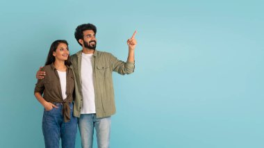 Neşeli, genç, doğulu çiftler günlük kıyafetler giyip, reklam için fotokopi çekiyorlar. Renkli bir stüdyo geçmişi var. İyi bir anlaşmaya işaret eden adam, panorama.