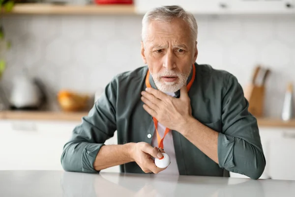 Snel Hulp Senior Man Die Zijn Borst Aanraakt Noodknop Drukt — Stockfoto