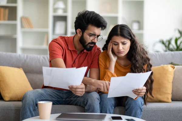 Jeune Couple Indien Stressé Vérifie Les Documents Financiers Maison Bouleverse — Photo