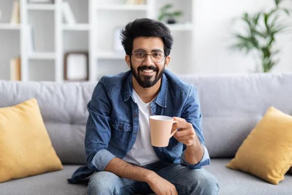 Knappe Jonge Indiaanse Man Ontspannen Bank Met Een Kopje Koffie — Stockfoto