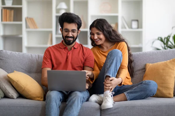 Porträt Glücklicher Junger Indischer Ehepartner Die Hause Gemeinsam Laptop Benutzen — Stockfoto