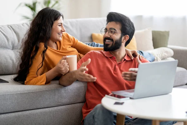 Fröhliches Indisches Paar Entspannt Sich Mit Laptop Und Kaffee Wohnzimmer — Stockfoto