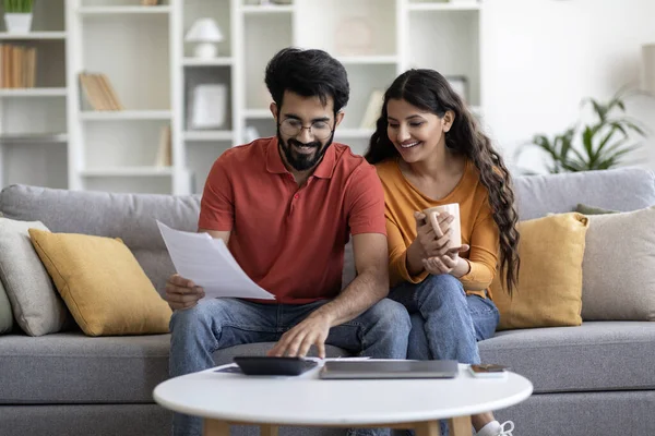 Indisches Ehepaar Plant Haushalt Gemeinsam Liest Papiere Und Berechnet Ausgaben — Stockfoto