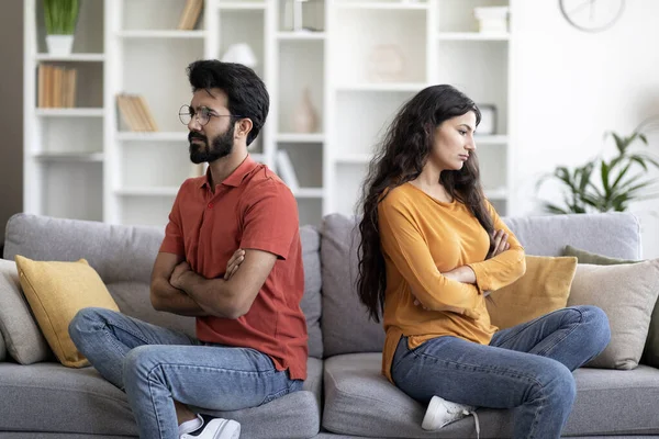 Junge Inder Beleidigt Einander Nach Streit Hause Mürrische Ost Ehepartner — Stockfoto