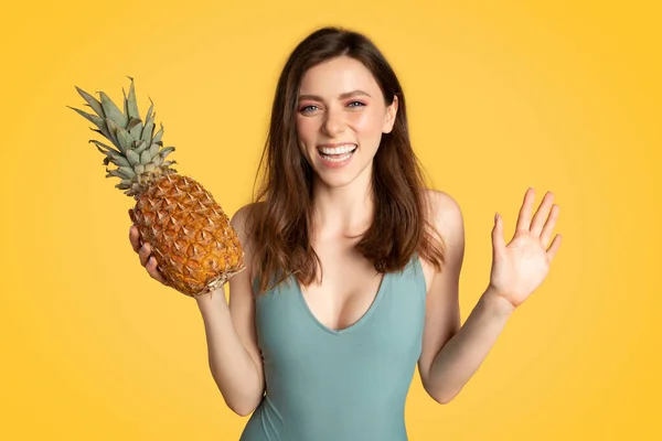 Beach Style Excited Woman Holding Pineapple Her Hand Looking Camera — Stock Photo, Image