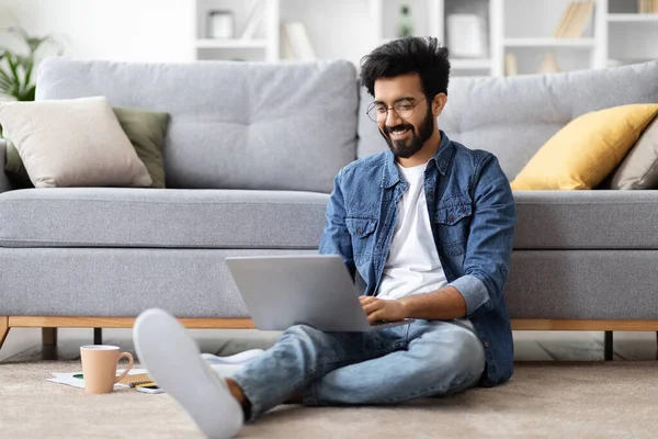 텔레콤 Young Indian Freelancer Man Working Laptop While Smiling Floor — 스톡 사진