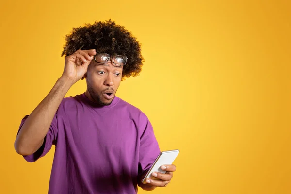 Sorprendido Adulto Africano Americano Rizado Hombre Camiseta Púrpura Con Boca —  Fotos de Stock