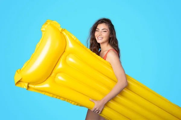 Glad Young European Slim Lady Swimsuit Holding Inflatable Mattress Has — Stock Photo, Image