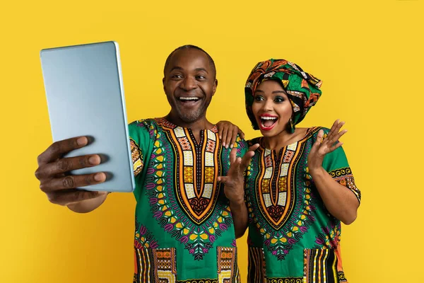 Harika Teklif Anlaştık Geleneksel Afrikalı Kostümleri Giyen Mutlu Duygusal Güzel — Stok fotoğraf