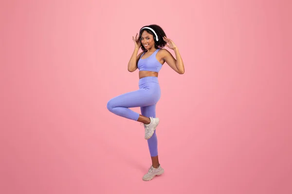 Lachende Jonge Afrikaanse Amerikaanse Krullende Vrouw Sportkleding Draadloze Koptelefoon Doen — Stockfoto