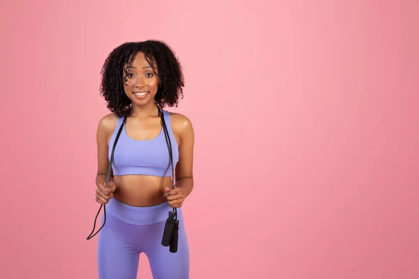 Sorrindo Jovem Afro Americana Encaracolado Senhora Sportswear Segurar Corda Salto — Fotografia de Stock