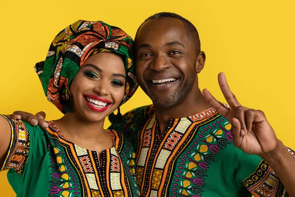 Vrolijk Gelukkig Mooi Zwart Paar Nationale Afrikaanse Kleding Omarmen Selfie — Stockfoto