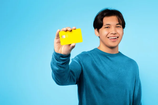 사업장 Happy Japanese Teenager Guy Show Credit Card Camera Making — 스톡 사진