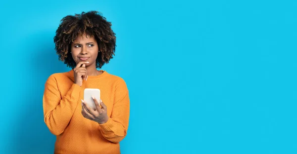 Skeptisch Nachdenkliche Attraktive Lockige Junge Afrikanisch Amerikanische Dame Mit Handy — Stockfoto