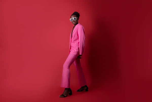 Мода Стильные Юные Чернокожие Модели Надевающие Розовый Костюм Сидящие Красном — стоковое фото