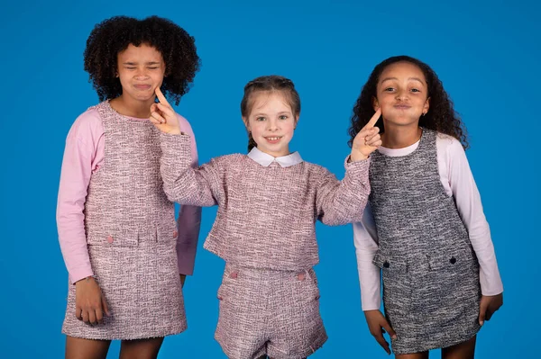 Positieve Mooie Multi Etnische Kleine Meisjes Casual Plezier Hebben Genieten — Stockfoto