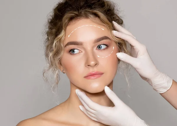 Plasztikai Sebészet Fiatal Hölgy Kezelést Kap Kozmetikai Klinikán Megváltoztatja Külsejét — Stock Fotó