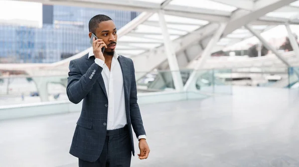 Porträt Eines Jungen Schwarzen Geschäftsmannes Der Handy Flughafen Spricht Schöner — Stockfoto