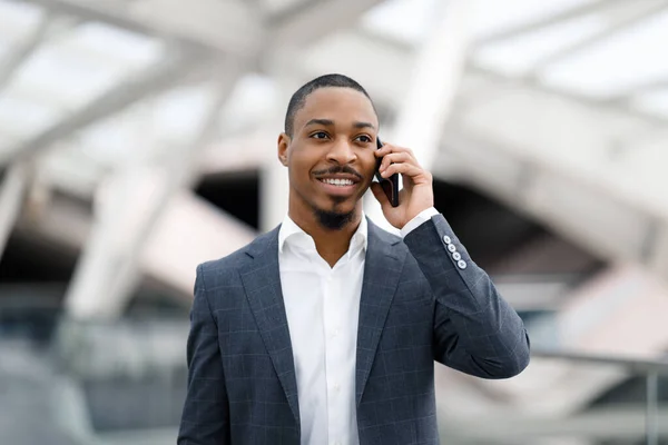 Telefon Komórkowy Portret Młodego Czarnego Biznesmena Mówiącego Przez Komórkę Lotnisku — Zdjęcie stockowe