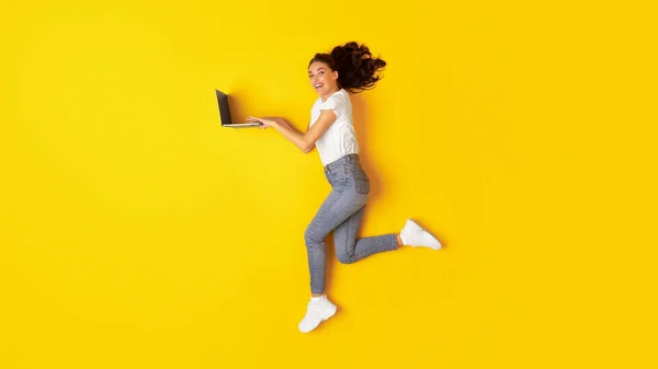 Dizüstü Bilgisayar Kullanan Neşeli Genç Bir Kadın Internette Çalışıyor Öğreniyor — Stok fotoğraf