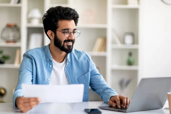 Indiase Man Werkt Met Papieren Laptop Kantoor Glimlachende Jonge Oost — Stockfoto