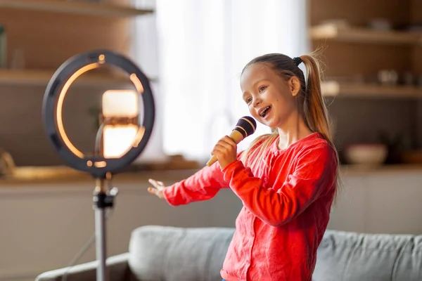 Evde Video Kaydederken Şarkı Söyleyip Dans Eden Mutlu Küçük Kız — Stok fotoğraf