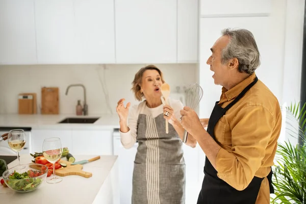 Positivt Gift Äldre Par Kul Medan Matlagning Köket Interiör Sång — Stockfoto